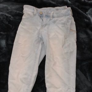 Light wash jeggings.